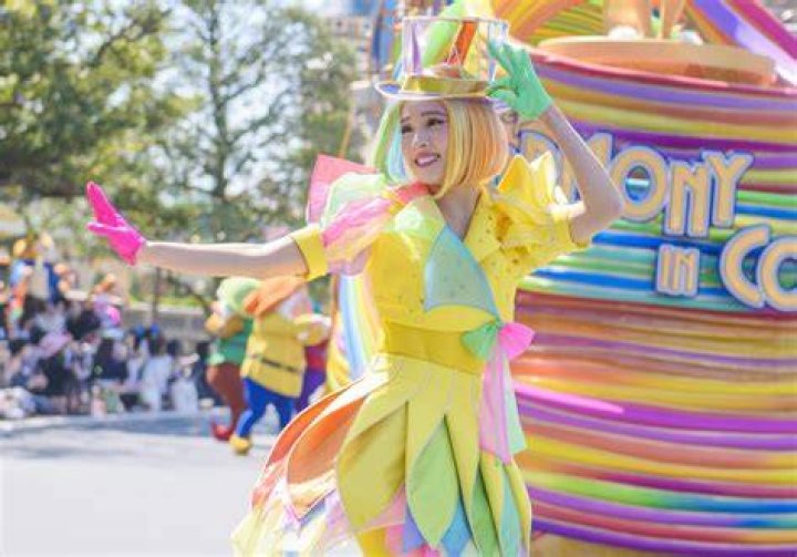 ディズニーのショーやパレードで踊るダンサーのイメージ