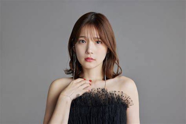内田真礼の公式写真や声優活動を調べるイメージ