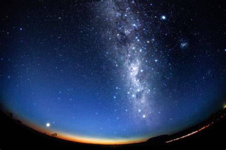 暗い夜空で、スターリンク衛星の通過方向を追うイメージ