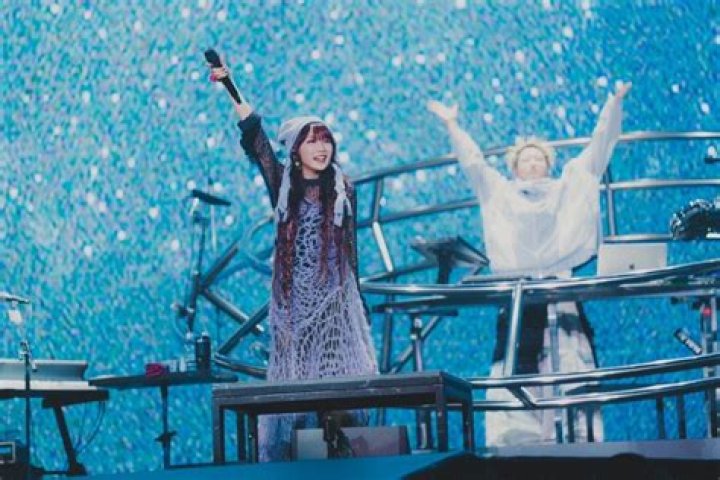 紅白でのYOASOBIのライブ演出をイメージした画像